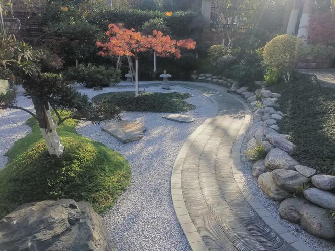 别墅庭院景观三个简单的提高庭院气质的园路设计案例